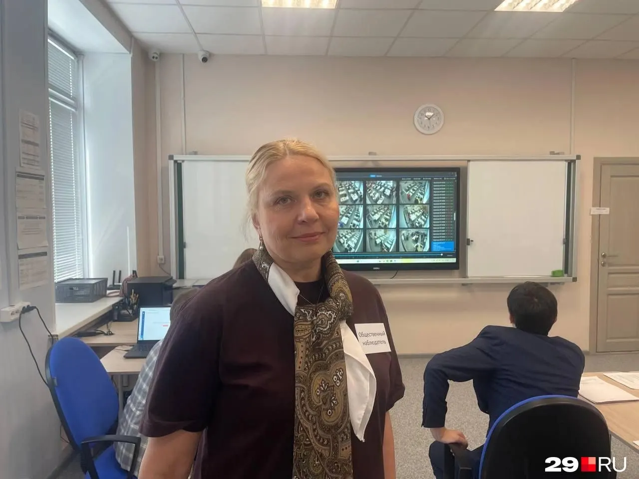 Наталья Рожкова пришла в школу №9 добровольно — прошла инструктаж и подала заявление в министерство, чтобы проконтролировать работу экзаменационной комиссии и поддержать детей. Общественным наблюдателям не платят, проезд не компенсируется.