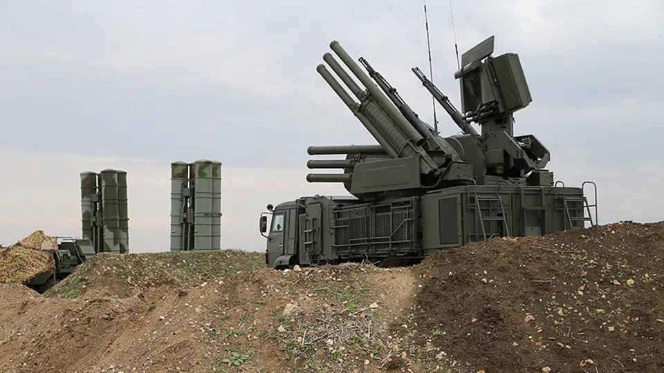 Российские военные начали применять систему радиоэлектронной борьбы «Волна Купол Гарант», которая по заявлениям специалистов способна глушить сигнал Starlink на площади до 20 квадратных километров; комплекс производится в Симферополе и стоит около 1,5 млн долларов за единицу.
