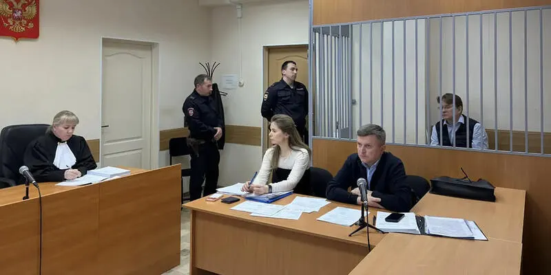 Индустриальный районный суд Ижевска перевёл экс‑главу Завьяловского района Константина Русинова под домашний арест до 6 июля. Он обвиняется в получении взятки в особо крупном размере и превышении должностных полномочий.