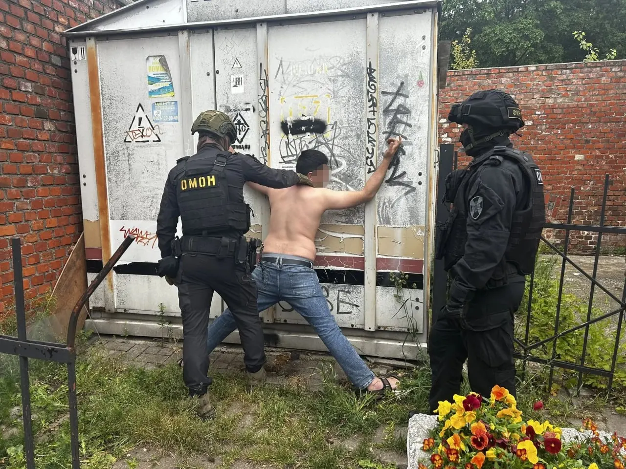 В центре города двое мужчин устроили потасовку; задержание провели полиция и ОМОН Росгвардии. Сейчас устанавливаются все обстоятельства инцидента.