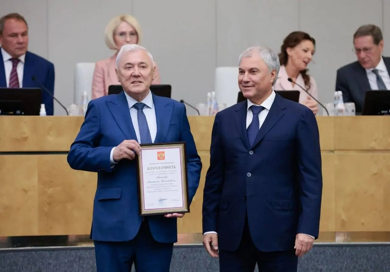 Депутат Госдумы от Чувашии сообщил, что ему официально объявлена благодарность от президента; документ вручил спикер парламента Вячеслав Володин.