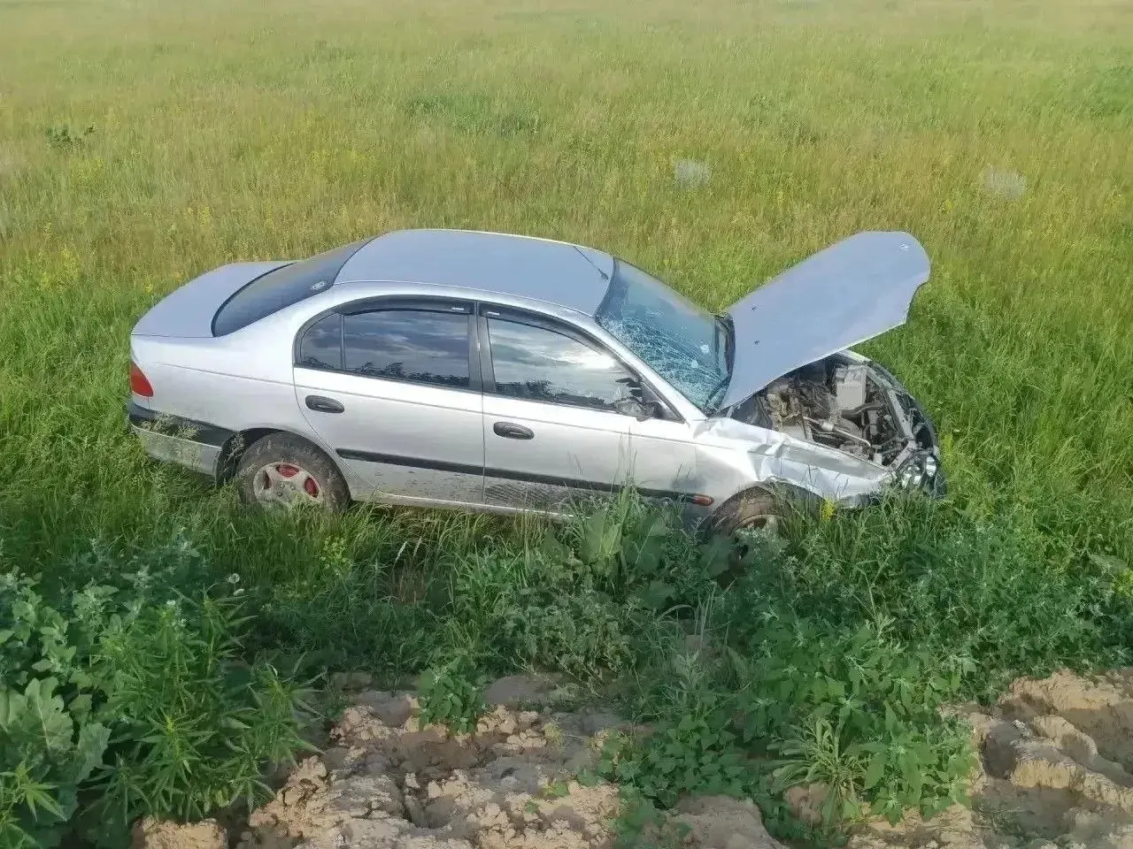 На 2-м километре дороги от села Андреевка Toyota Avensis столкнулась с мопедом: водитель мопеда, 15‑летний подросток, скончался, ещё один подросток госпитализирован; водитель легковушки не пострадал.