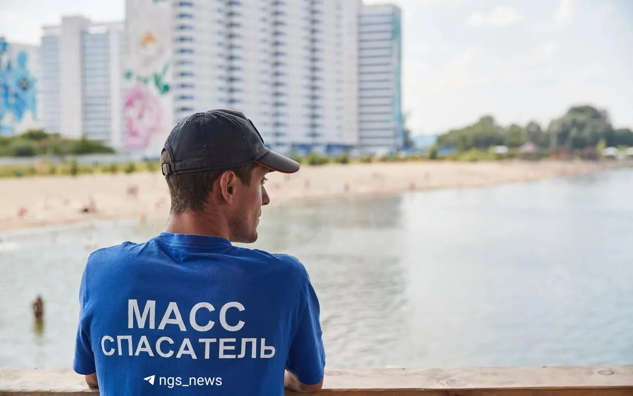 К спасательному посту на Юго-Западном карьере ежедневно подходят десятки отдыхающих с вопросами об аренде катамаранов. Спасатели просят обращаться к ним только в экстренных ситуациях — бытовые вопросы отвлекают от работы.