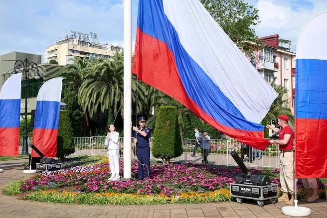 В центре Сочи на площади Флага состоялась церемония поднятия государственного флага. Подобные мероприятия проходят по всем районам курорта.