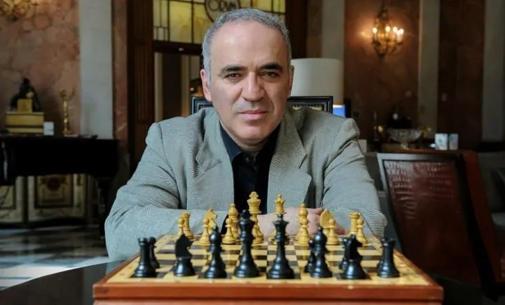 Недвижимость шахматного чемпиона оказалась под ограничениями в рамках нового закона, который позволяет властям ограничивать или изымать имущество россиян, обвинённых в «правонарушениях» против интересов государства за рубежом.