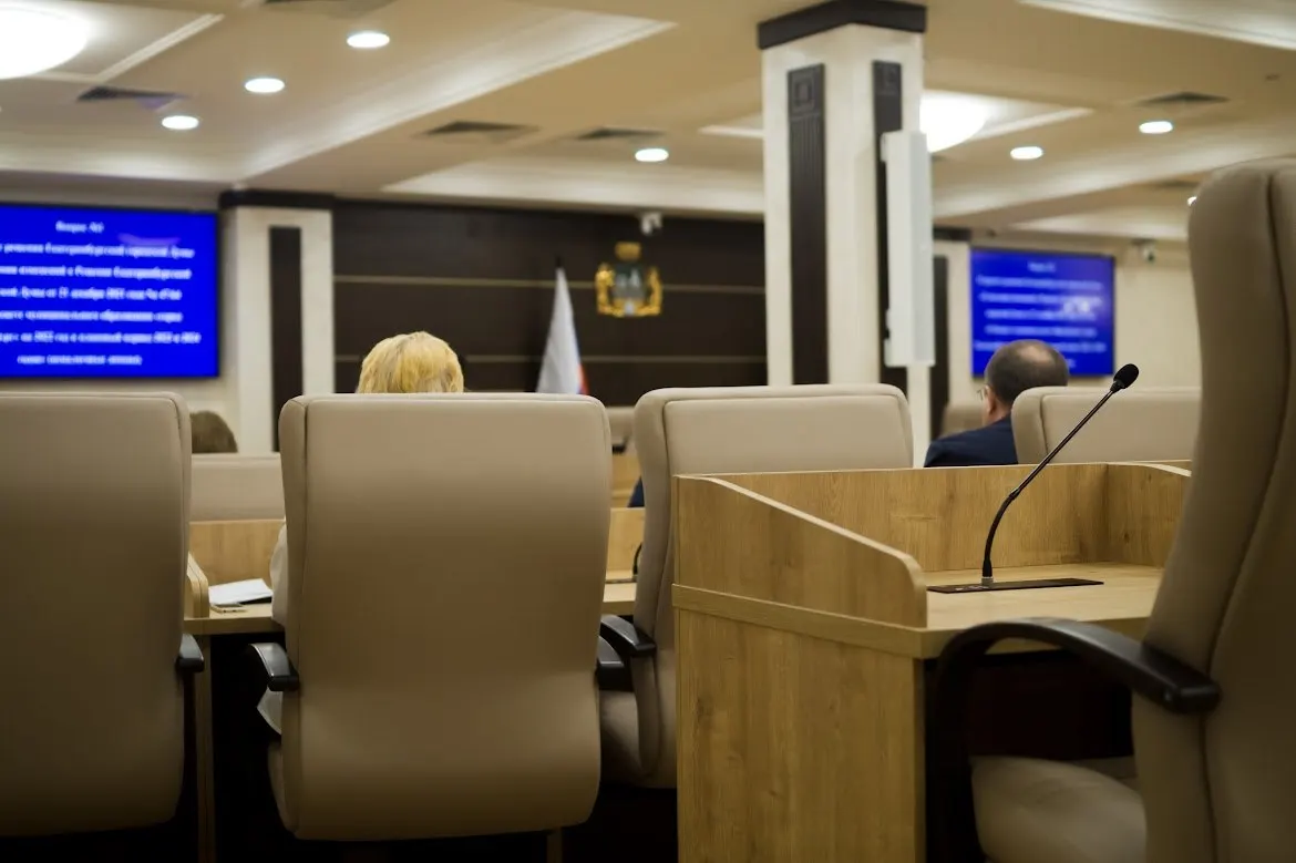 По результатам открытого опроса 21% екатеринбуржцев считают зарплаты депутатов и политиков неоправданно высокими. На втором месте — директора и руководители (11%).