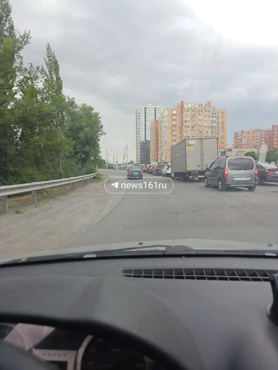 В Ростове-на-Дону и пригородах образовались длинные очереди у автозаправок; ряд станций временно не работают, отмечается дефицит некоторых видов топлива.