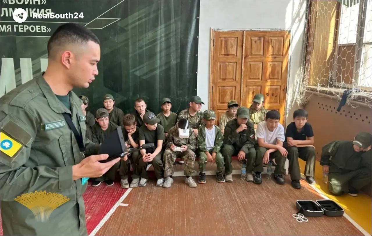 В республике запустили «Школу оператора БПЛА» для школьников: ветераны и инструктора проводят теоретические и практические занятия, а курс завершится гонками дронов на тактической площадке «Донбасс».