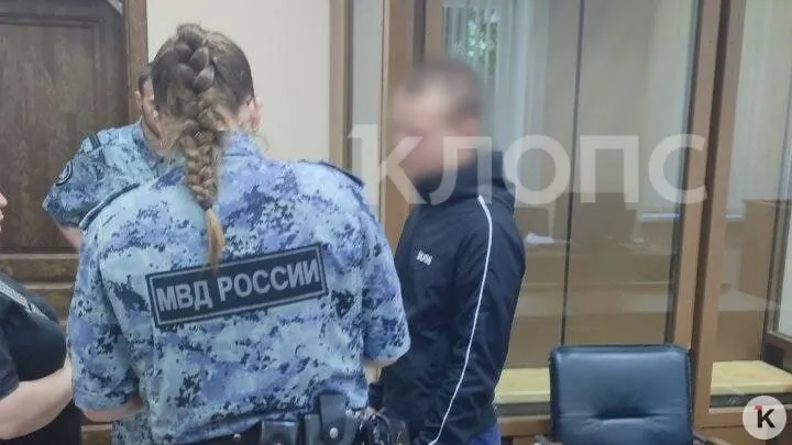 Суда приговорил 19‑летнего мужчину к четырём годам лишения свободы за избиение несовершеннолетнего, в результате которого у мальчика — тяжёлые черепно‑лицевые травмы; приговор ещё не вступил в силу.