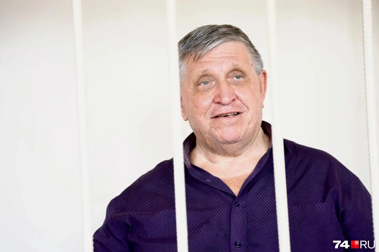 Ему смягчили меру пресечения — подписка о невыезде в Екатеринбурге. После проверок против компании возбудили административные дела и уголовное производство; часть домов уже передали муниципальному управлению.