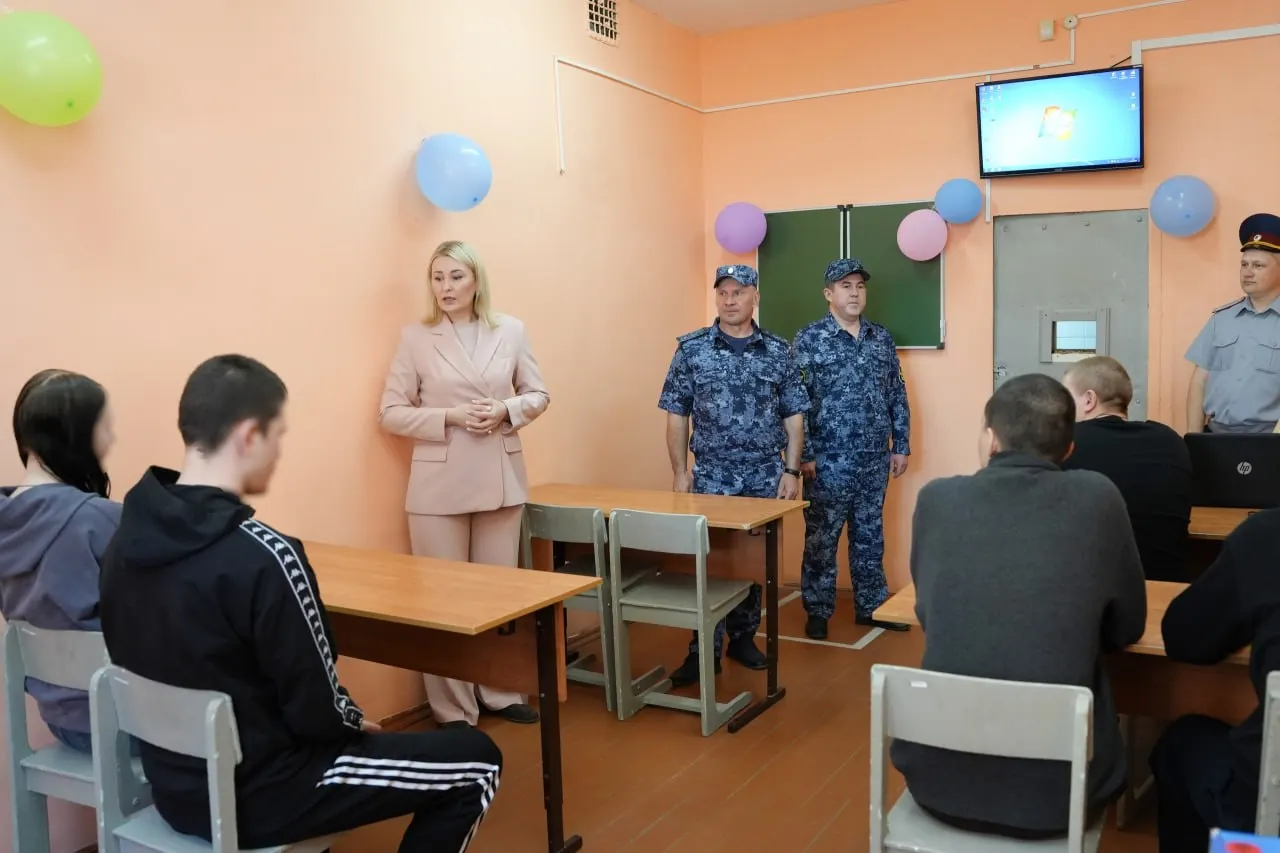Омбудсмен Ульяновской области Ольга Иванова посетила следственный изолятор №1, поздравила несовершеннолетних с Днём защиты детей и подчеркнула необходимость защищать права детей. Ранее в этом учреждении сообщали о случаях насилия и нарушениях прав заключённых.