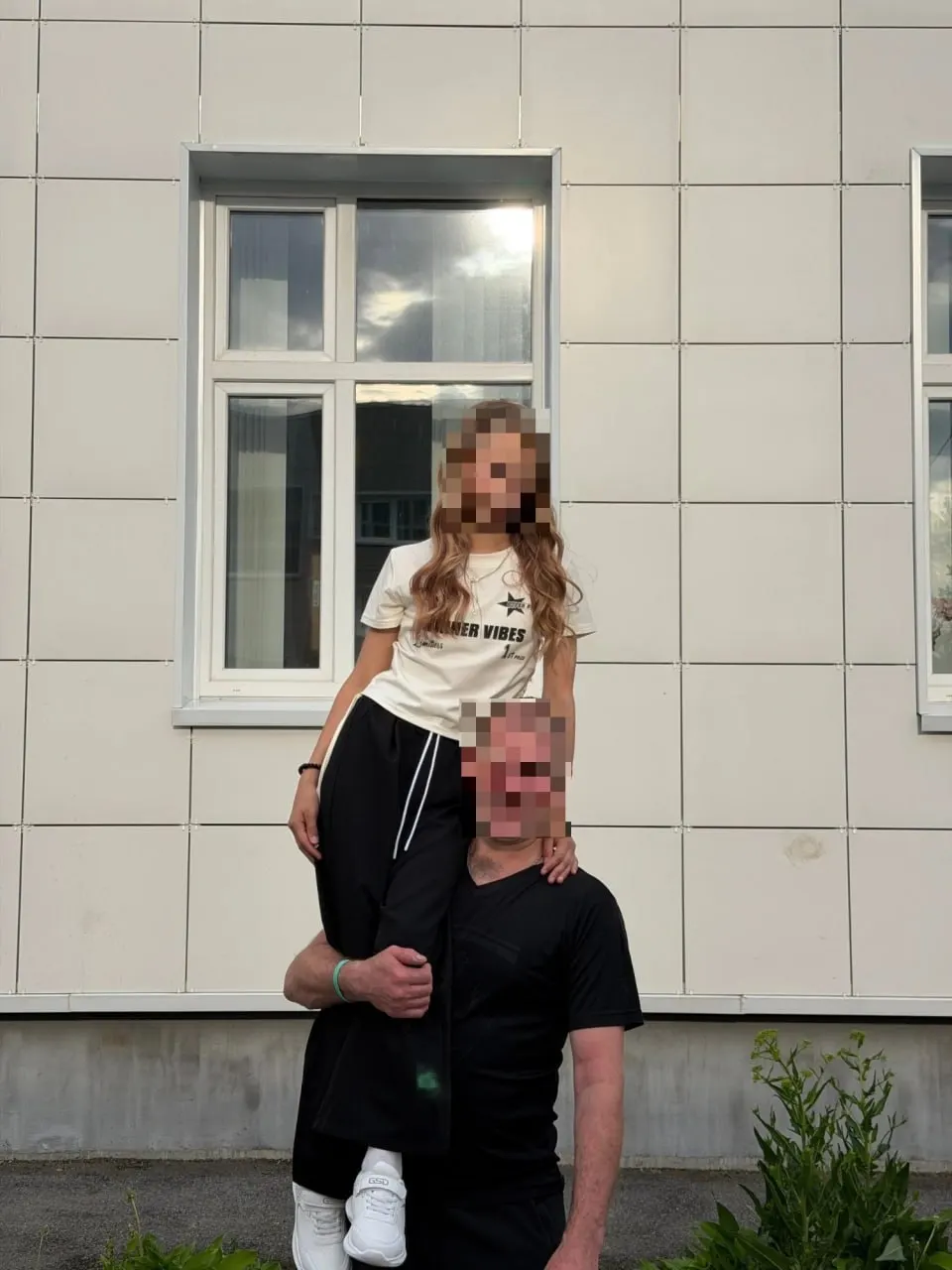 Вечером 18 июня в аварии в Ростовской области погибли 48‑летний мужчина и его 11‑летняя дочь. Родственники открыли сбор средств на похороны.