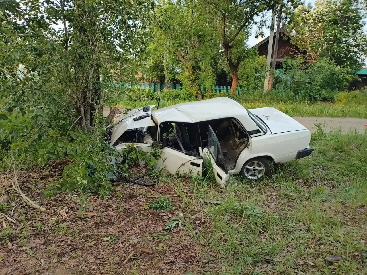 Вечером у дома на Коммунистической ВАЗ съехал с дороги и врезался в дерево. 12‑летнего ребёнка с травмами разной степени тяжести госпитализировали. Полиция и прокуратура проводят проверку, матери составлен протокол за ненадлежащее исполнение родительских обязанностей.