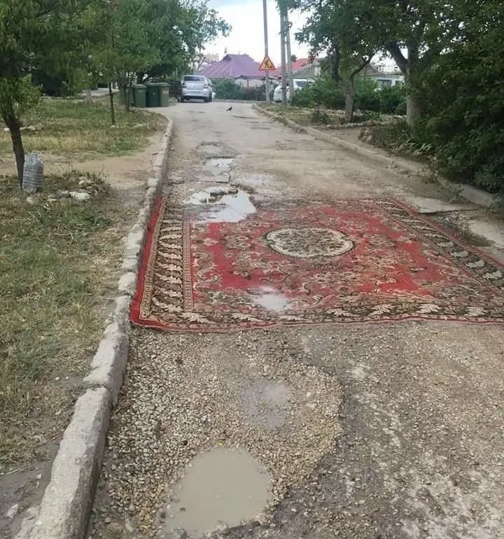 В Госдуму внесён законопроект, позволяющий жильцам и местным сообществам самостоятельно восстанавливать асфальтовое покрытие во дворах и на местных дорогах. Инициаторы уверены, что это ускорит ремонт; в правительстве же подчёркивают, что работы должны выполнять специалисты.