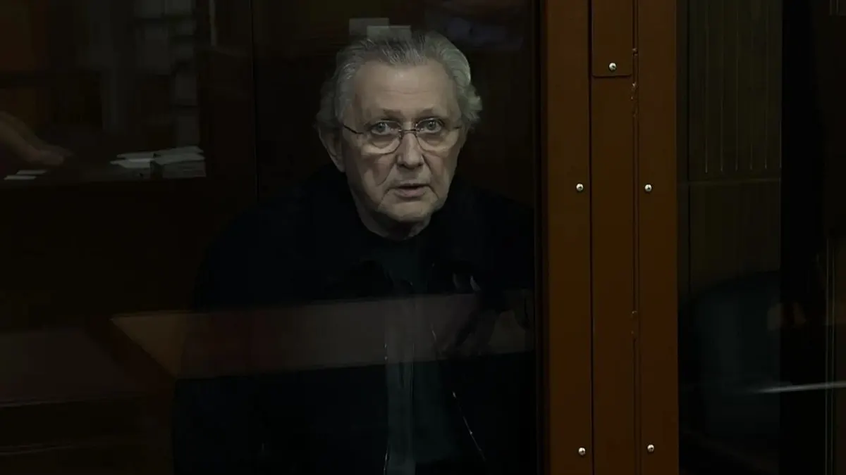 Источник, близкий к силовым структурам, сообщил о срочной госпитализации Ильи Трабера и уточнил, что сведений о диагнозе пока нет; также опровергли информацию о том, что он ждал задержания и встречал оперативников в присутствии адвокатов.