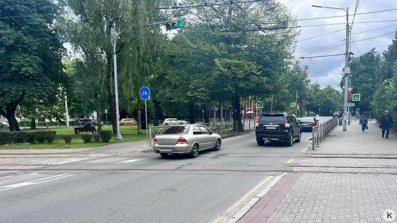 Один светофор установлен на самом перекрёстке, второй — в нескольких десятках метров; новые фазы сигналов приводят к пробкам, перекрытию трамвайных путей и пешеходного перехода.