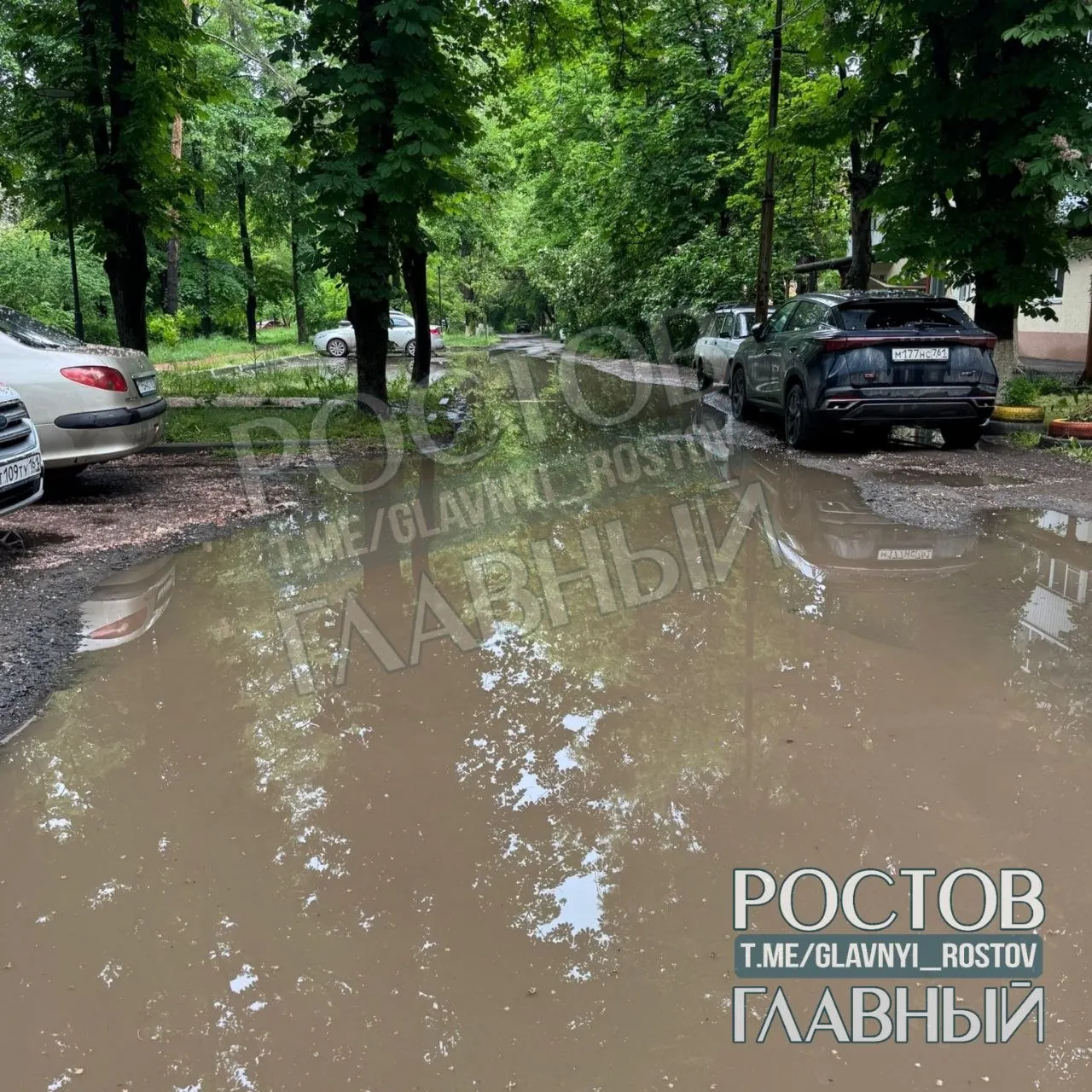 Жительница Авиагородка жалуется, что после дождей лужа не высыхает, увеличивается и блокирует парковочные места и вход в дом — к публикации прилагают фотографии.