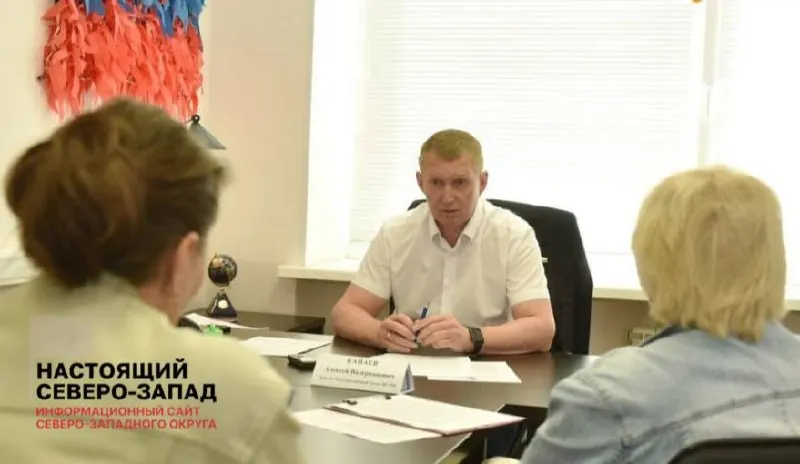 Соседи из дома на проспекте Победы собрали более 300 подписей против сноса бывшего детского сада и строительства многоэтажного жилого дома — люди опасаются за сети и благоустройство двора.