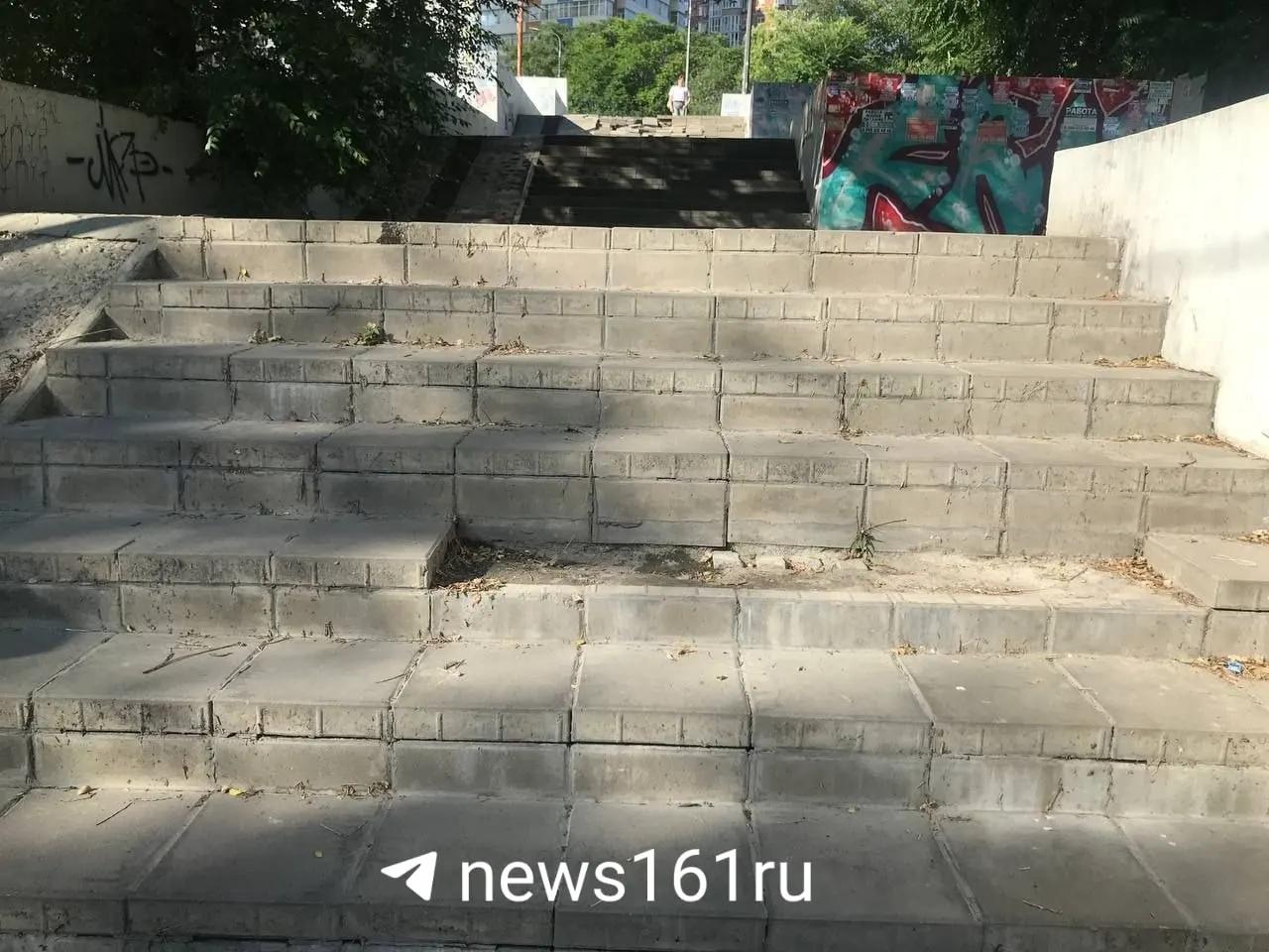 Ступени у главного автовокзала шатаются: пройти по ним трудно, особенно в дождь и гололёд. Жители жалуются, власти запросили комментарий и сообщили о проверке.