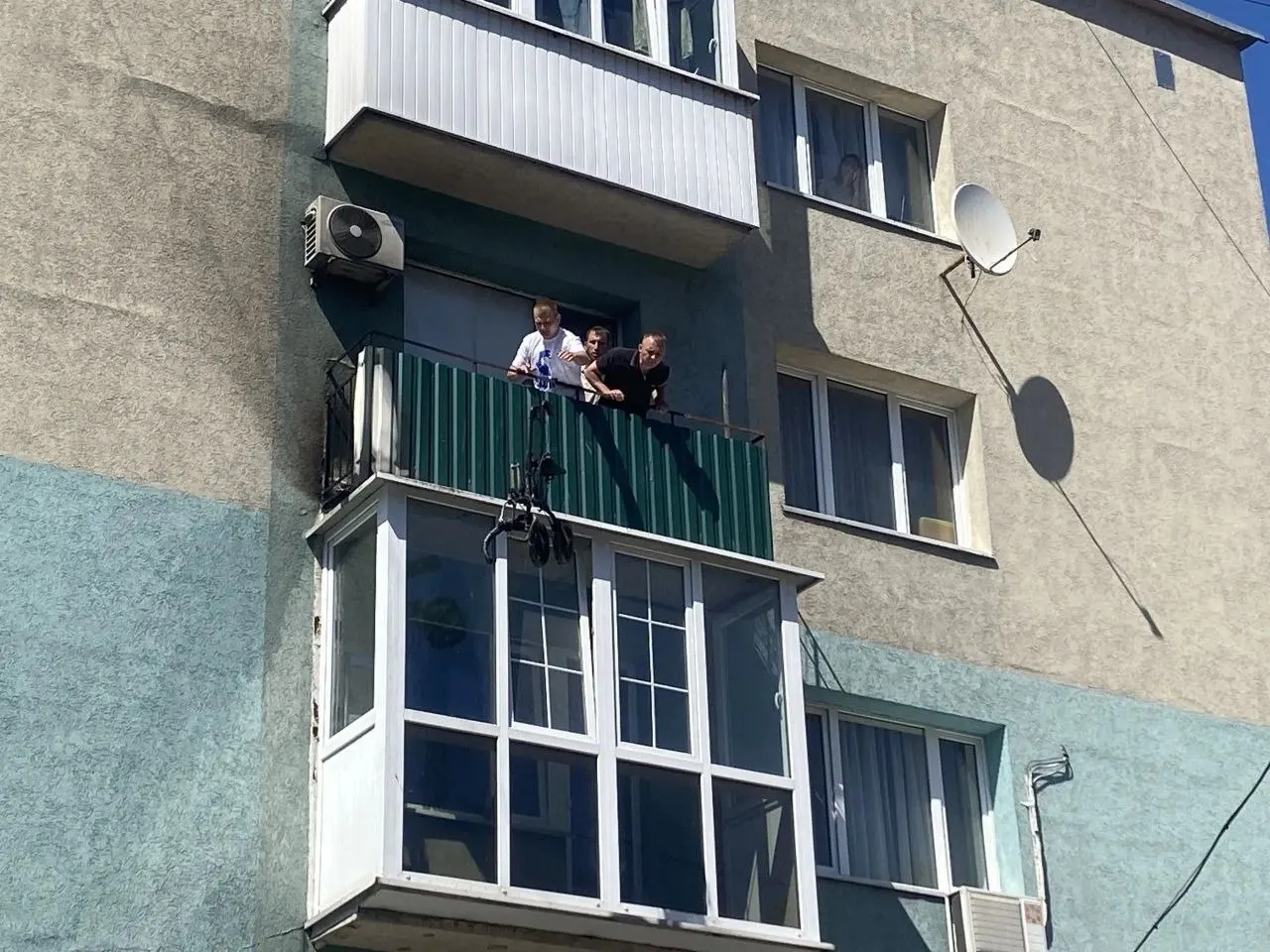 Трое представителей регионального отделения ЛДПР заметили дым в квартире, вынесли горящую коляску с аккумуляторами и потушили возгорание до приезда пожарных, спасши лежавшую на полу женщину-инвалида.