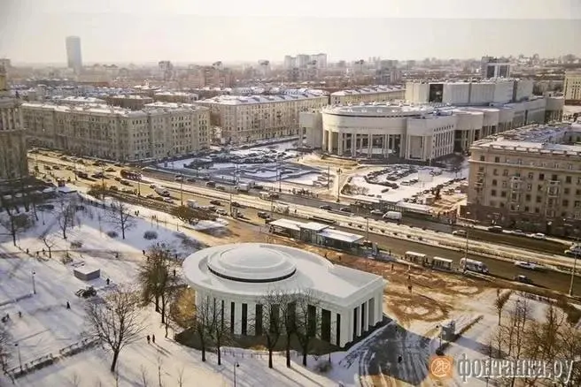 В станции метро «Парк Победы» собираются разместить декор — плитки с изображениями шевронов войск вермахта. Похожее уже использовали в Приозерске и у Троицкого собора; сейчас вопросы вызывает правовой статус таких изображений.