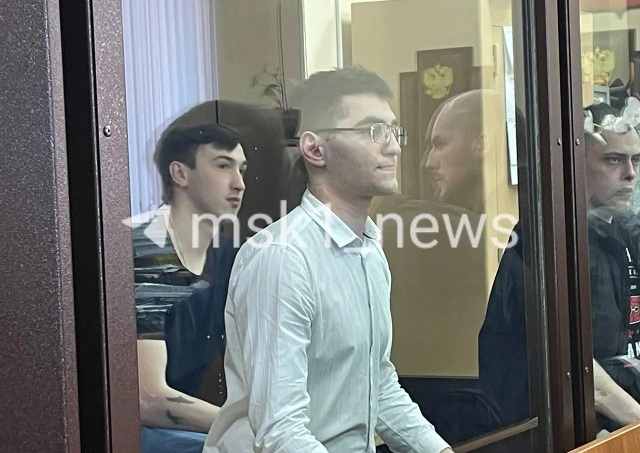 Суд признал виновными группу молодых спортсменов в убийстве 30‑летнего бизнесмена. Подсудимым назначили сроки колонии строгого режима — от 8,5 до 10 лет; двое участников уехали на СВО.