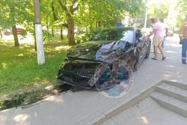 На перекрестке в Приозерске Ford Mustang под управлением депутата Даниила Пашкина столкнулся с Nissan. Пенсионерке около 70 лет диагностировали множественные переломы; водитель утверждает, что ехал на «зеленый» и был трезв.
