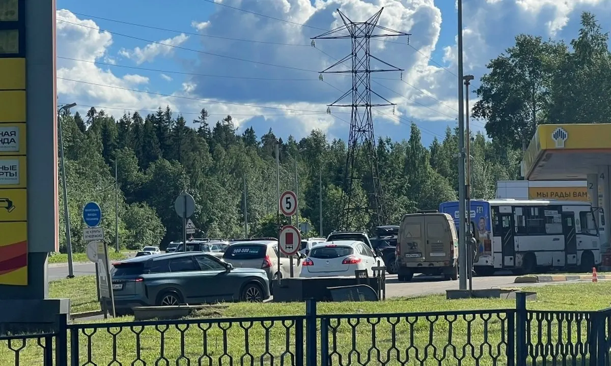 Власти республики сообщают, что поставки топлива идут в плановом режиме. Переговоры ведутся об увеличении объёма поставок и отмене временных ограничений на продажу бензина по 20–30 литров; в Калевальском районе ожидают поставку в течение суток, по двум АЗС обсуждают возобновление работы.