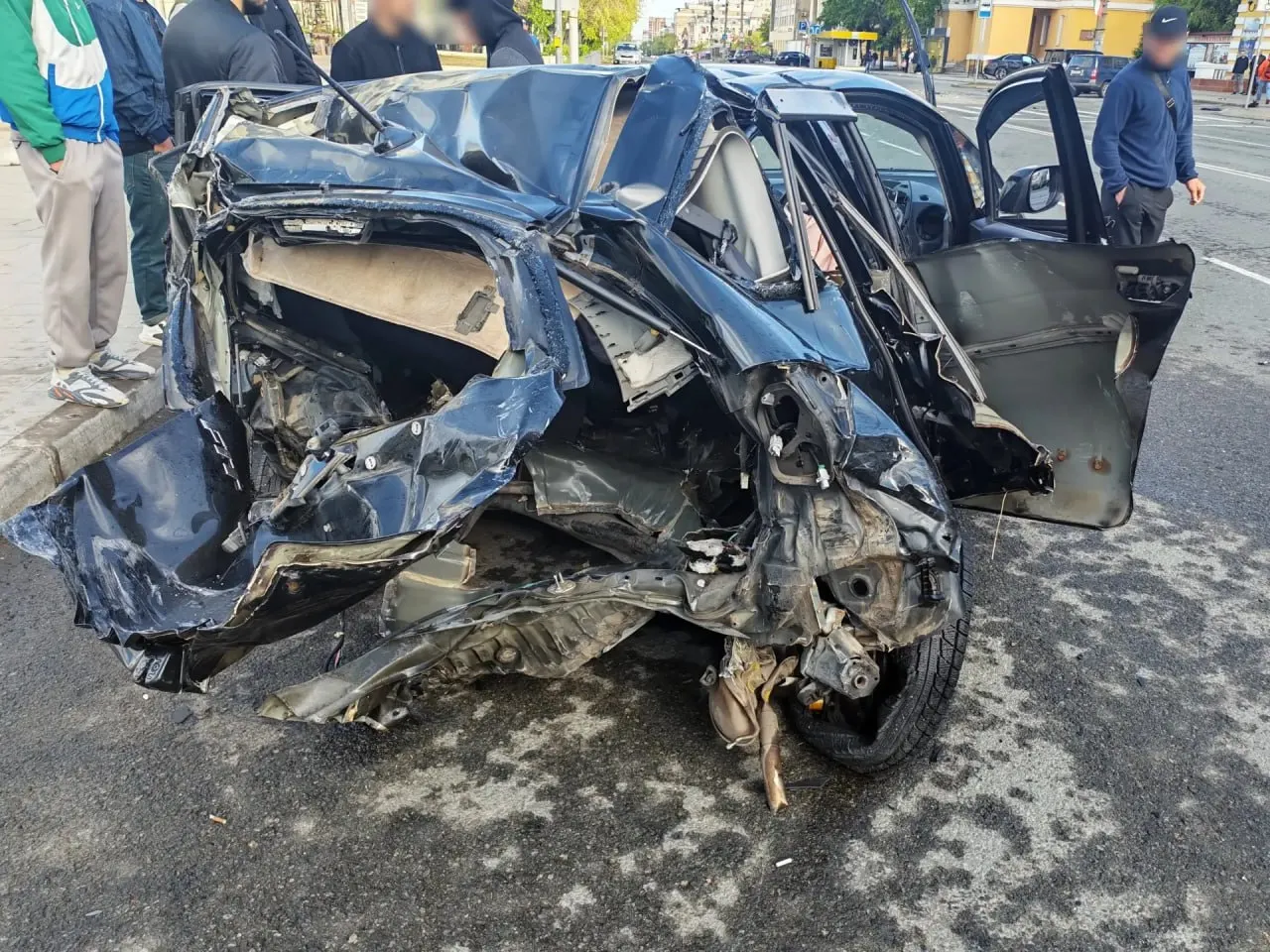 На улице Полины Осипенко водитель Mercedes, по предварительным данным в состоянии алкогольного опьянения, проехал на красный свет и столкнулся с Honda Fit. Возбуждено уголовное дело, прокуратура контролирует ход расследования.