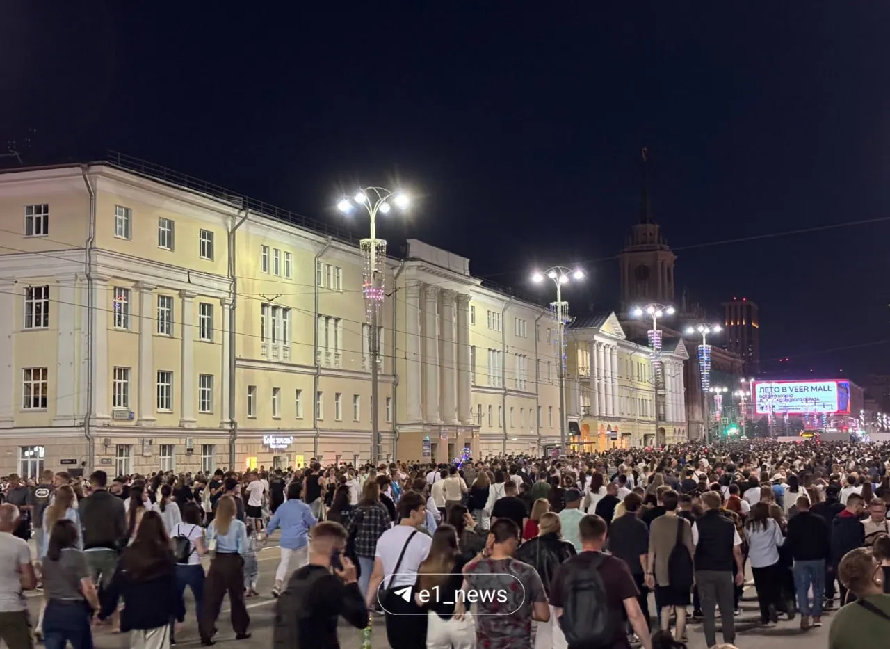 После завершения выступления певицы многие зрители двинулись в сторону станции метро. Позже на Октябрьской площади состоится акция «Светает» с выступлениями групп «ТОП», «ЧАЙФ» и камерного оркестра B‑A‑C‑H.