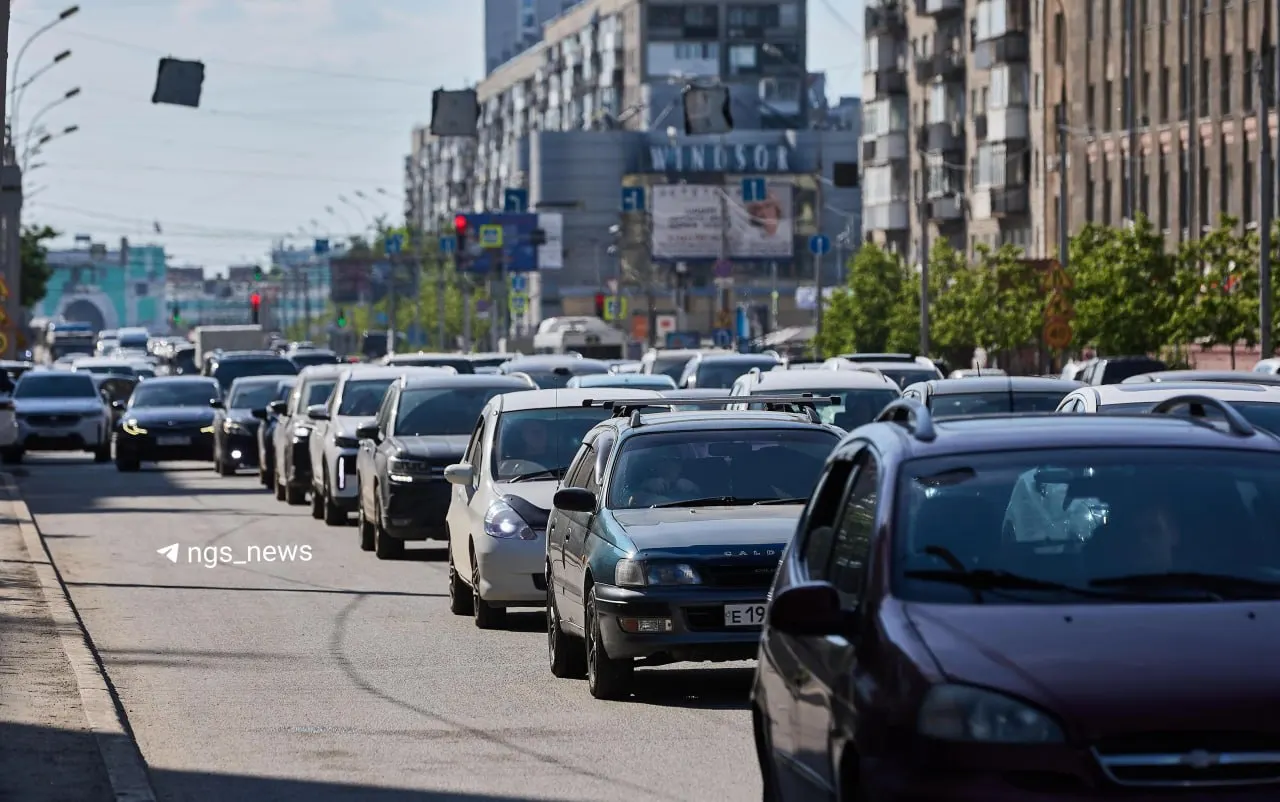 Перекрытия в центре города и изменения схемы движения вызывают многокилометровые пробки, ограничения для пешеходов и возмущение жителей. Работы продлятся по разным участкам до июля—августа.