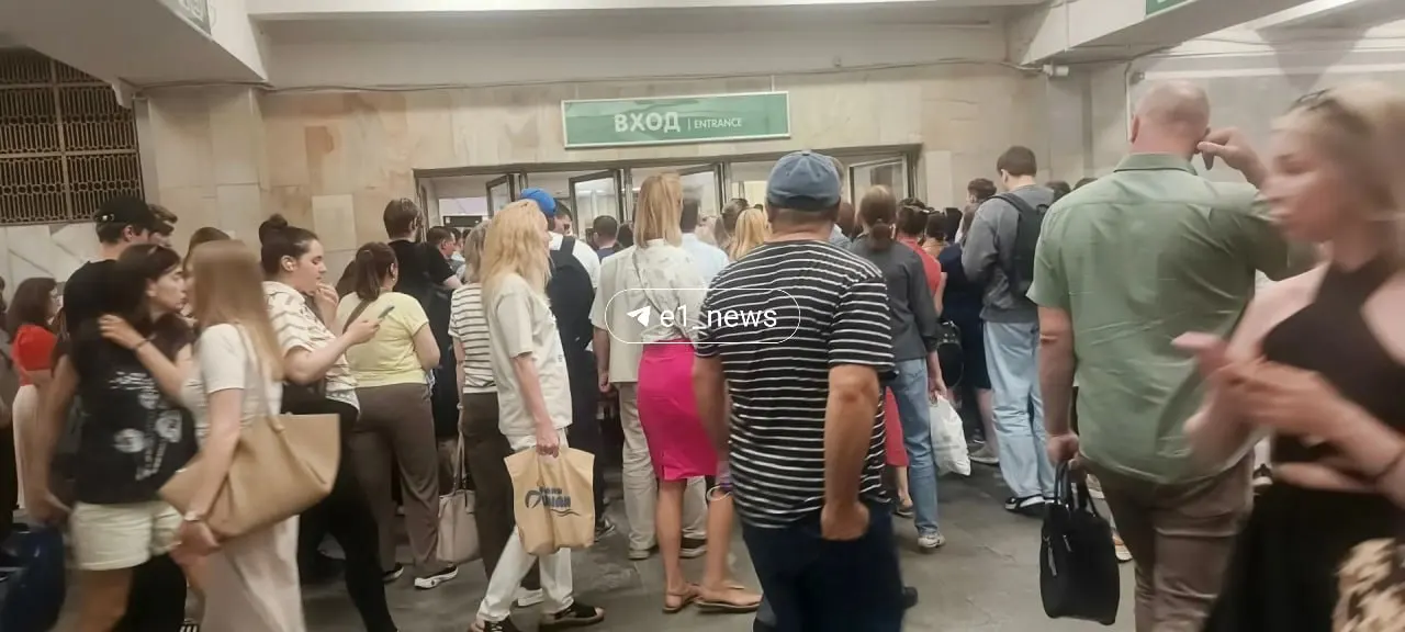 Пассажиры сообщают о длительных очередях и тщательной проверке сумок на станции метро «Площадь 1905 года», на месте дежурит полиция.