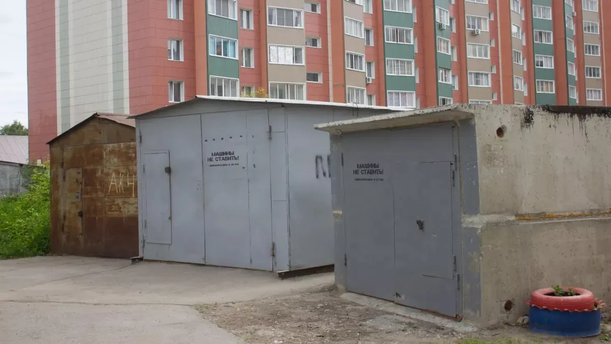 Городские службы обнаружили сотни гаражей с самовольными электропроводами: часть уже отключили, владельцам выдали предписания, по ряду объектов готовят суд.