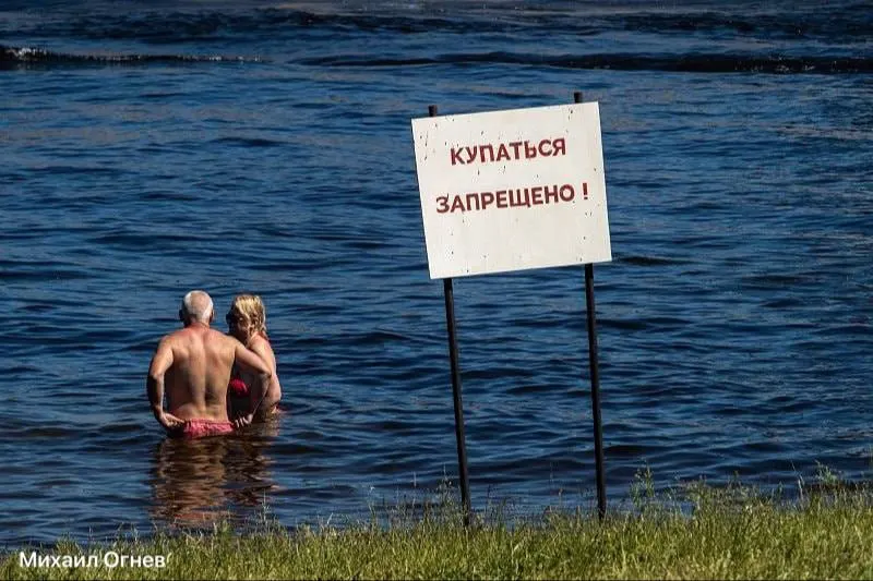 На комиссии по экологии в ЗакСе обсуждали, почему в городе повсеместно ставят предупреждающие таблички о купании: причины связаны и с желанием избежать ответственности, и с экологическими проблемами Финского залива.