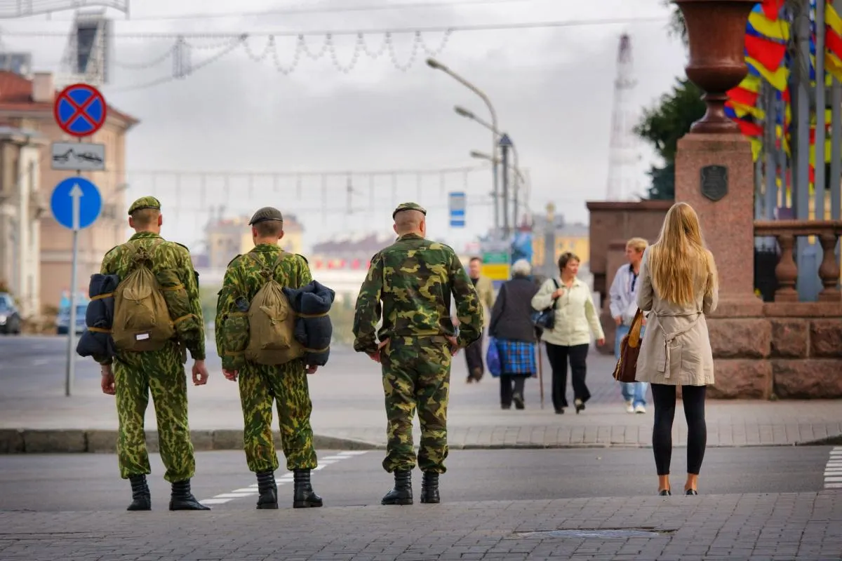 Из-за падения набора контрактников и крупных потерь армия приближается к порогу, когда власти вновь подумают о широком призыве. Эксперты предупреждают о рисках серьёзной реакции общества и возможных политических последствиях.