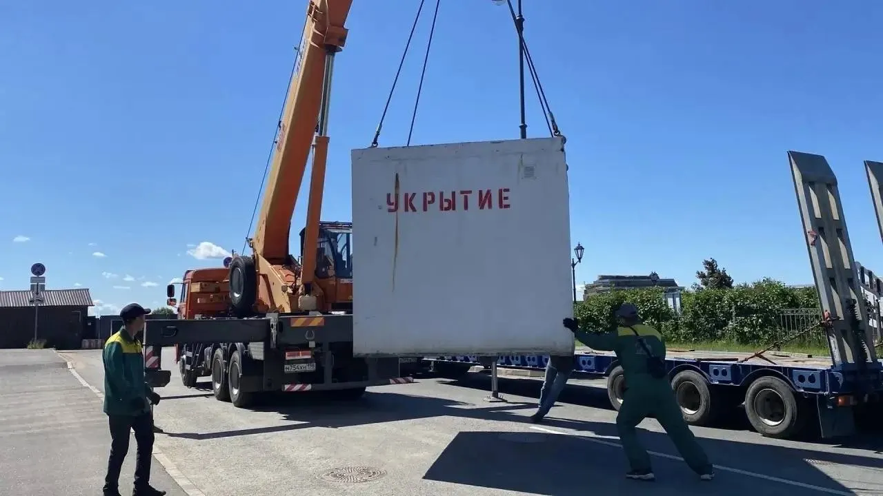 В Кронштадте монтируют бетонные укрытия на случай атак беспилотников. Конструкции поставят в четырёх общественных точках города.