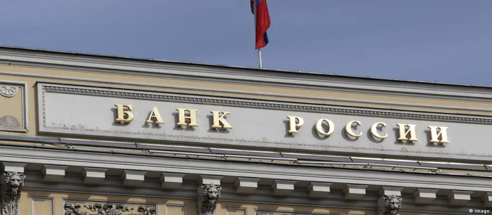 В докладе отмечают, что скрытые долги, раздутые балансы банков и растущее давление на Центробанк делают финансовую систему уязвимой к санкциям, обвалу нефтяных цен или иным шокам.
