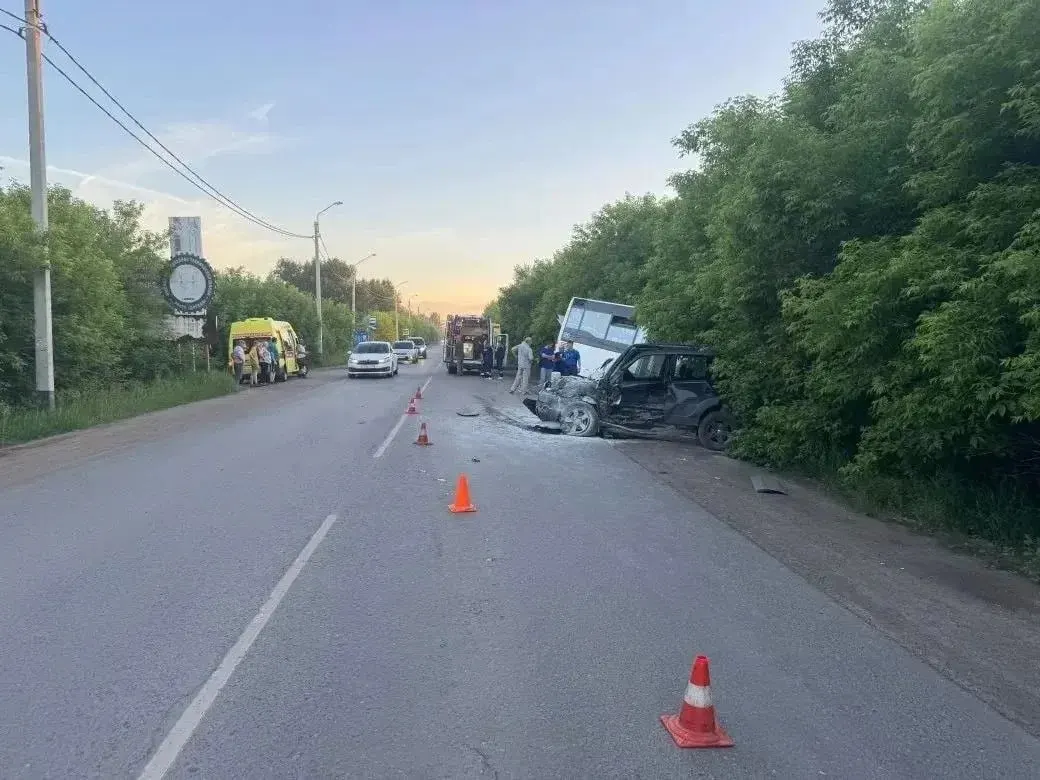 Водитель иномарки скончался в больнице после аварии с пассажирским автобусом. Никто из пассажиров автобуса не обращался за медицинской помощью; в салоне было семь человек.