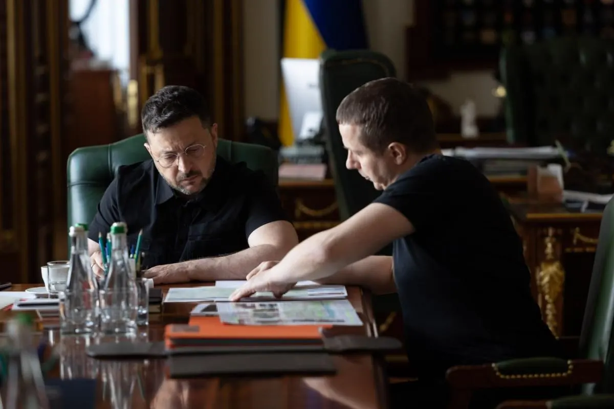 После беседы с и.о. главы Службы внешней разведки президент Украины заявил, что вдоль границы в Беларуси строят дороги и склады, пригодные лишь для военных действий, и призвал белорусскую сторону предпринять шаги по деэскалации.