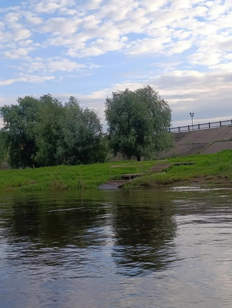 Жители сообщают, что пять спусков к реке, открытые в 2025 году в рамках проекта благоустройства набережной, уже повреждены и ограждены; ответа о ремонте пока нет.