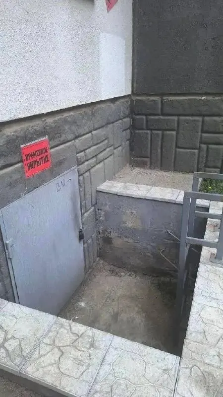 В челябинском районе Парковый для укрытий приспособили лишь 12 подвалов — по четыре в трёх микрорайонах. В условиях угрозы такая сеть вызывает сомнения: некоторые подвалы малы по вместимости, а часть укрытий на практике оказываются закрытыми или непригодными.