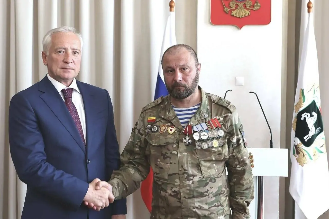 В День России глава региона вручил награды шести участникам боевых действий; у двоих отмеченных обнаружились сведения о прежних уголовных делах.