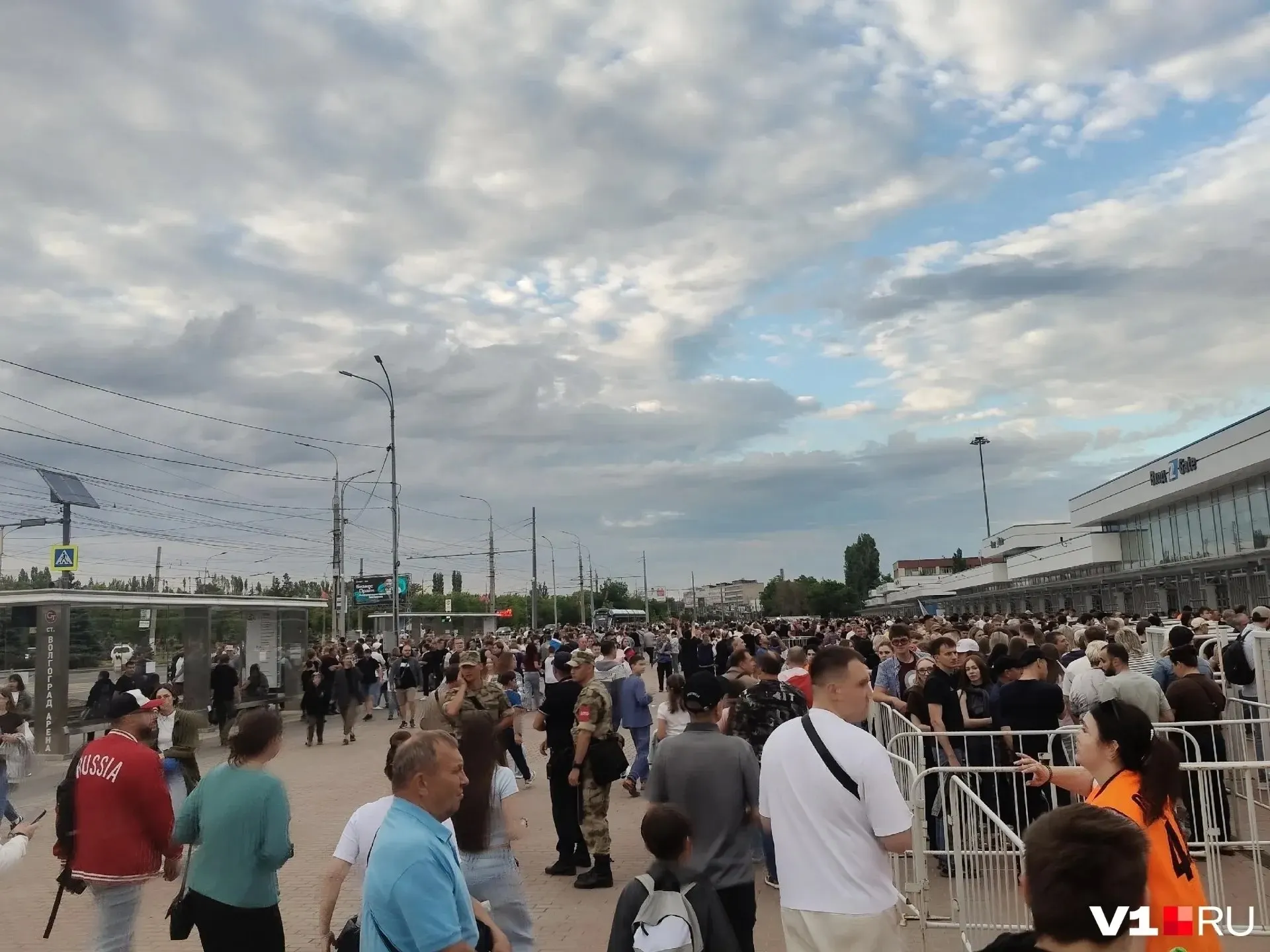 У входа №2 на матч собралась большая очередь: волонтёры собирали телефоны для голосования за благоустройство, раздавали флаеры и приглашения, другие входы оставались пустыми, а билеты продавались только онлайн.