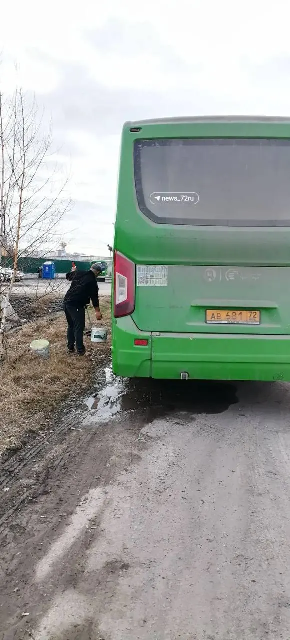Жители ЖК «Апрель» жалуются, что водители маршрута №6 моют автобусы прямо на конечной остановке и сливают воду в соседний ручей, где обитают утки и даже обнаружили рыбу. Перевозчик ранее проводил беседу с работниками, но жалобы продолжаются.