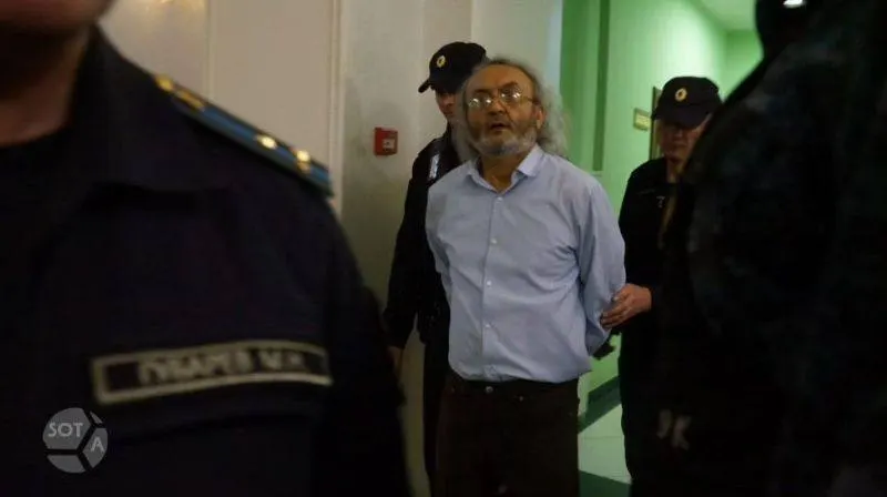 В ямальской колонии ИК‑18 правозащитника поместили в штрафной изолятор с 2 по 17 июня за объявленную забастовку и плакат с требованием показать живого Азата Мифтахова. Родственники сообщают о давлении и ограничении корреспонденции.
