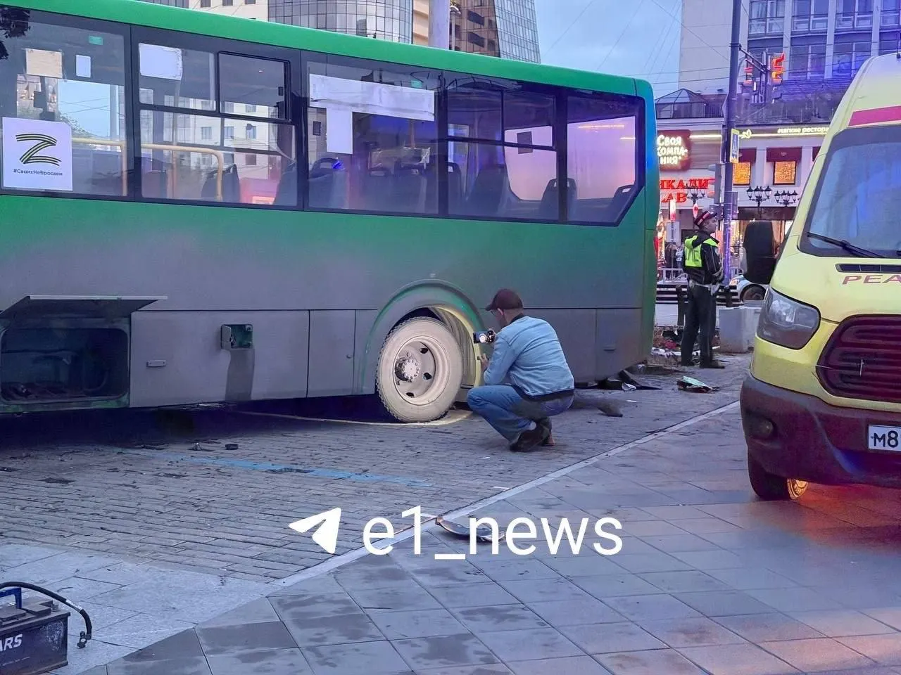 В результате наезда автобуса погибли три человека и ребёнок, личности некоторых пока не установлены; ещё несколько пострадавших находятся в больнице.