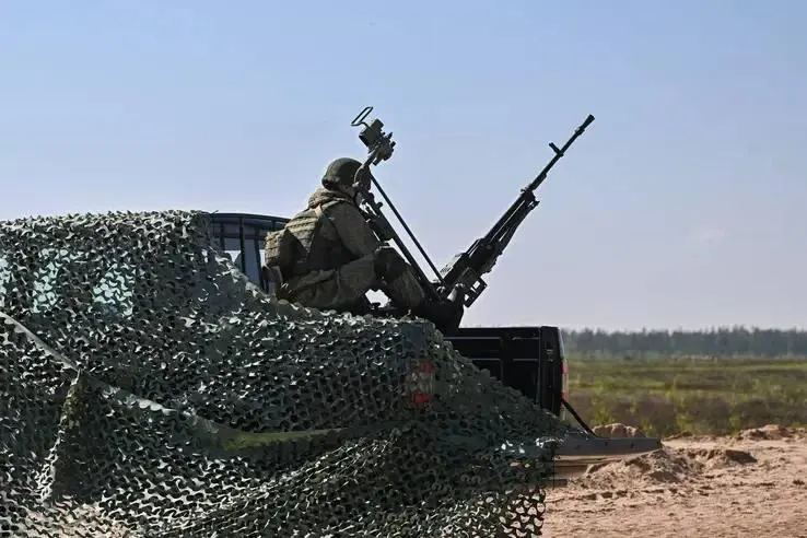 После серии атак беспилотников в Ленинградской области начали формировать мобильные огневые группы. Опытные контрактники и ветераны часто отказываются из‑за низких выплат, непрозрачных условий и медкомиссий, следует из рассказов участников и заявлений региональных властей.