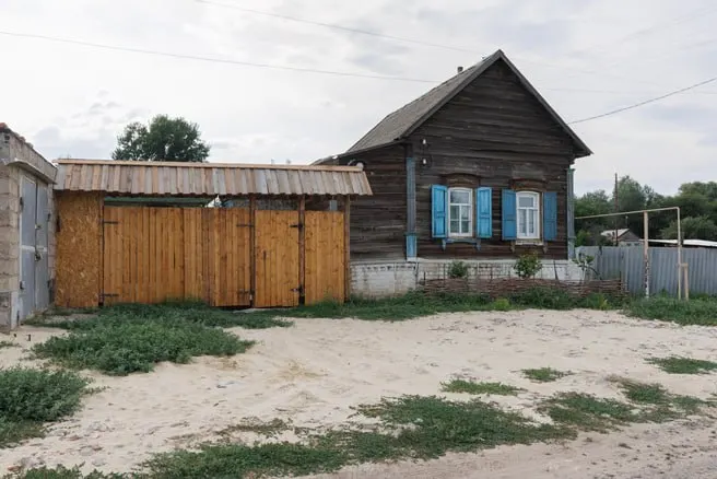 Туристы всё чаще выбирают «избинг» и дома в русском стиле: владельцы объясняют рост интереса близостью к природе, аутентичной атмосферой и возможностью уединённого отдыха.