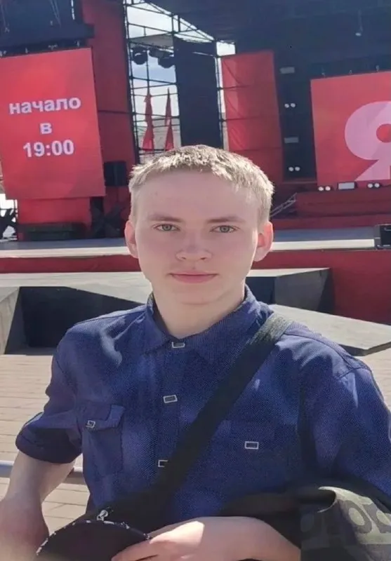 24 июня из дома в микрорайоне Кадалинка ушёл 14‑летний Семён Родионов. Информация о приметах и телефоны для связи приведены ниже.