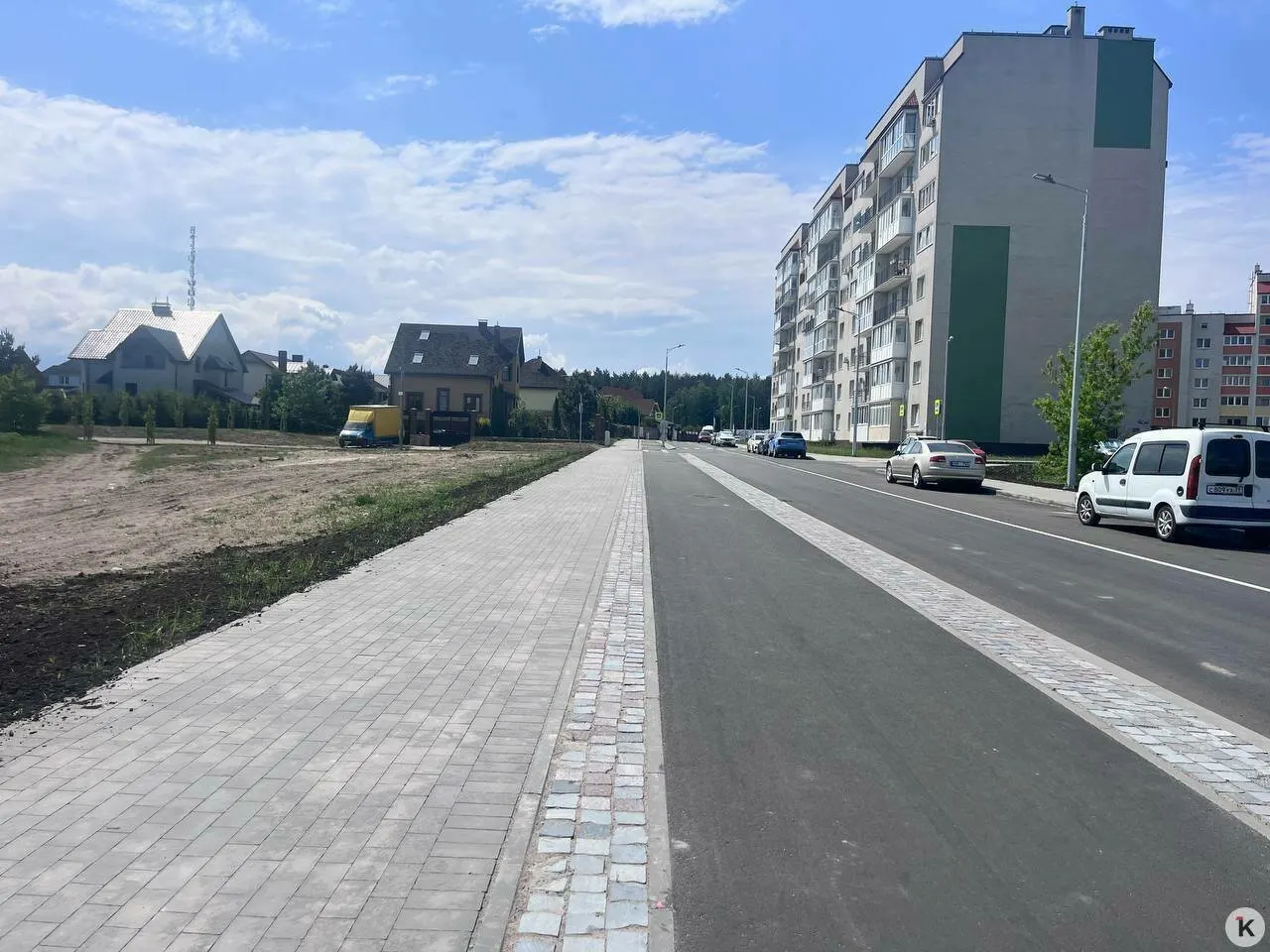 В микрорайоне имени Космодемьянского завершили основной этап строительства нового участка Тихоокеанской: двухполосная дорога с велодорожкой, широкими тротуарами, подземными коммуникациями и современной ливнёвкой.